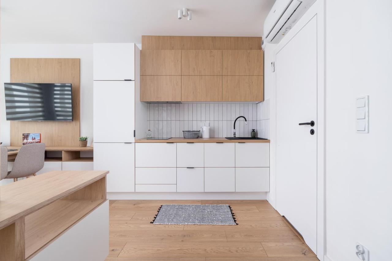 City Studio With Ac Czarnowiejska By Renters Cracovie Extérieur photo