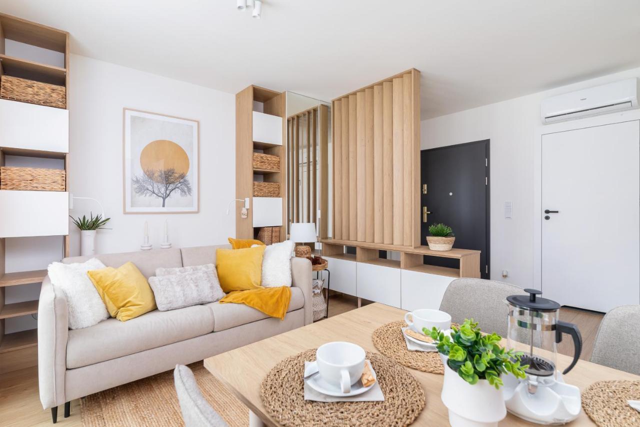 City Studio With Ac Czarnowiejska By Renters Cracovie Extérieur photo